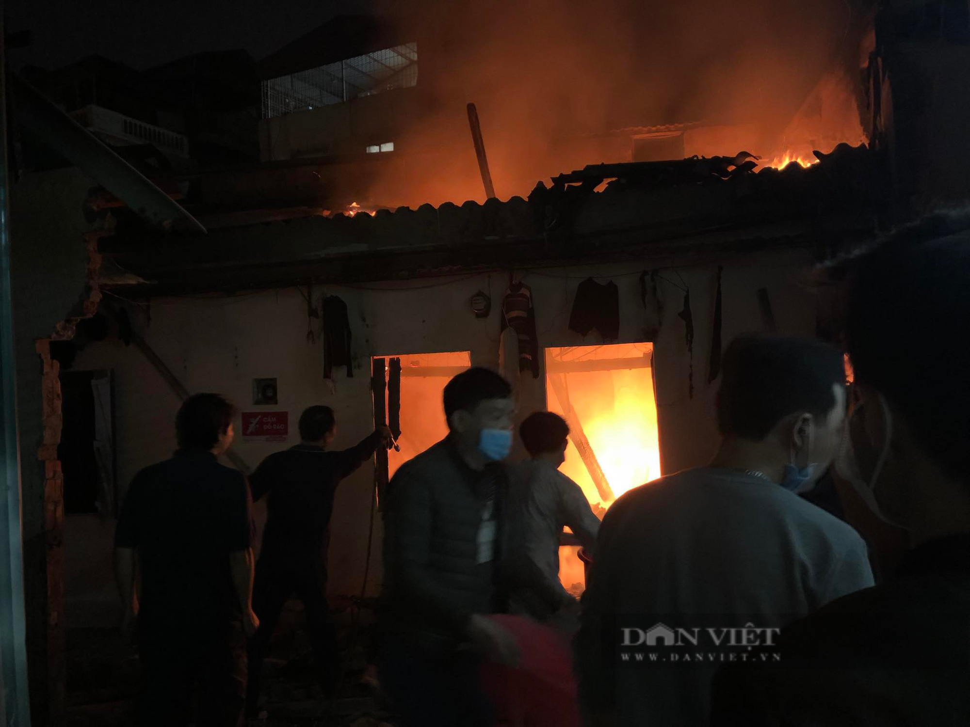 Nổ cực lớn gây cháy nhà trọ ở Hà Nội trong đêm, hàng chục người hoảng sợ tháo chạy - Ảnh 1.