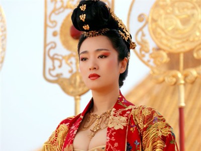 Tiết lộ bàng hoàng về mẹ đẻ, chị họ và con gái đệ nhất nữ hoàng Trung Quốc - Ảnh 1.