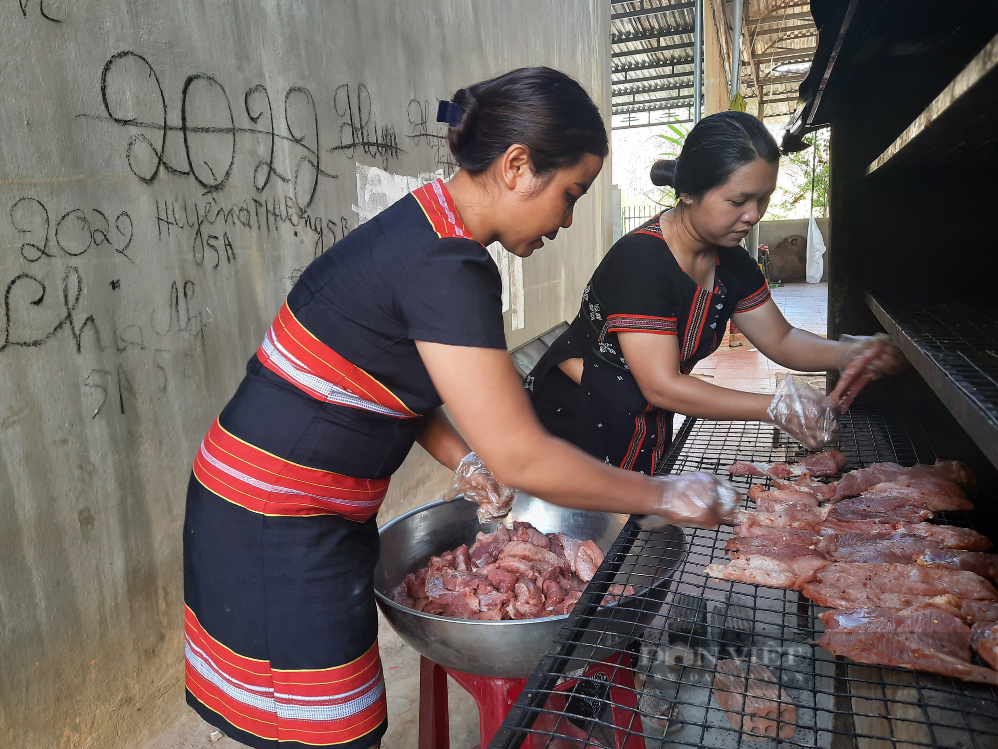 Đặc sản thịt heo gác bếp vùng cao Kon Tum đắt hàng dịp Tết - Ảnh 3.