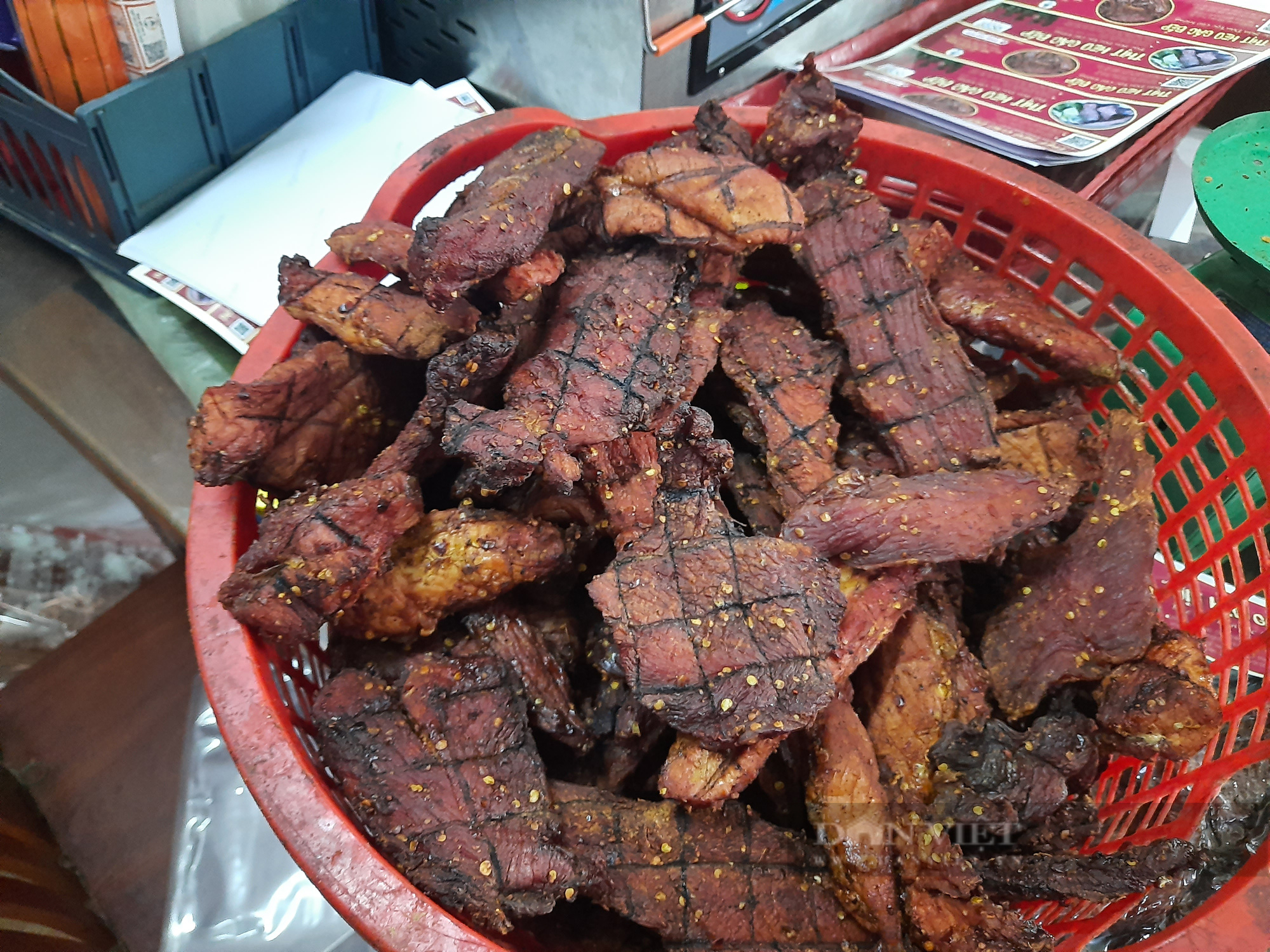 Đặc sản thịt heo gác bếp vùng cao Kon Tum đắt hàng dịp Tết - Ảnh 4.
