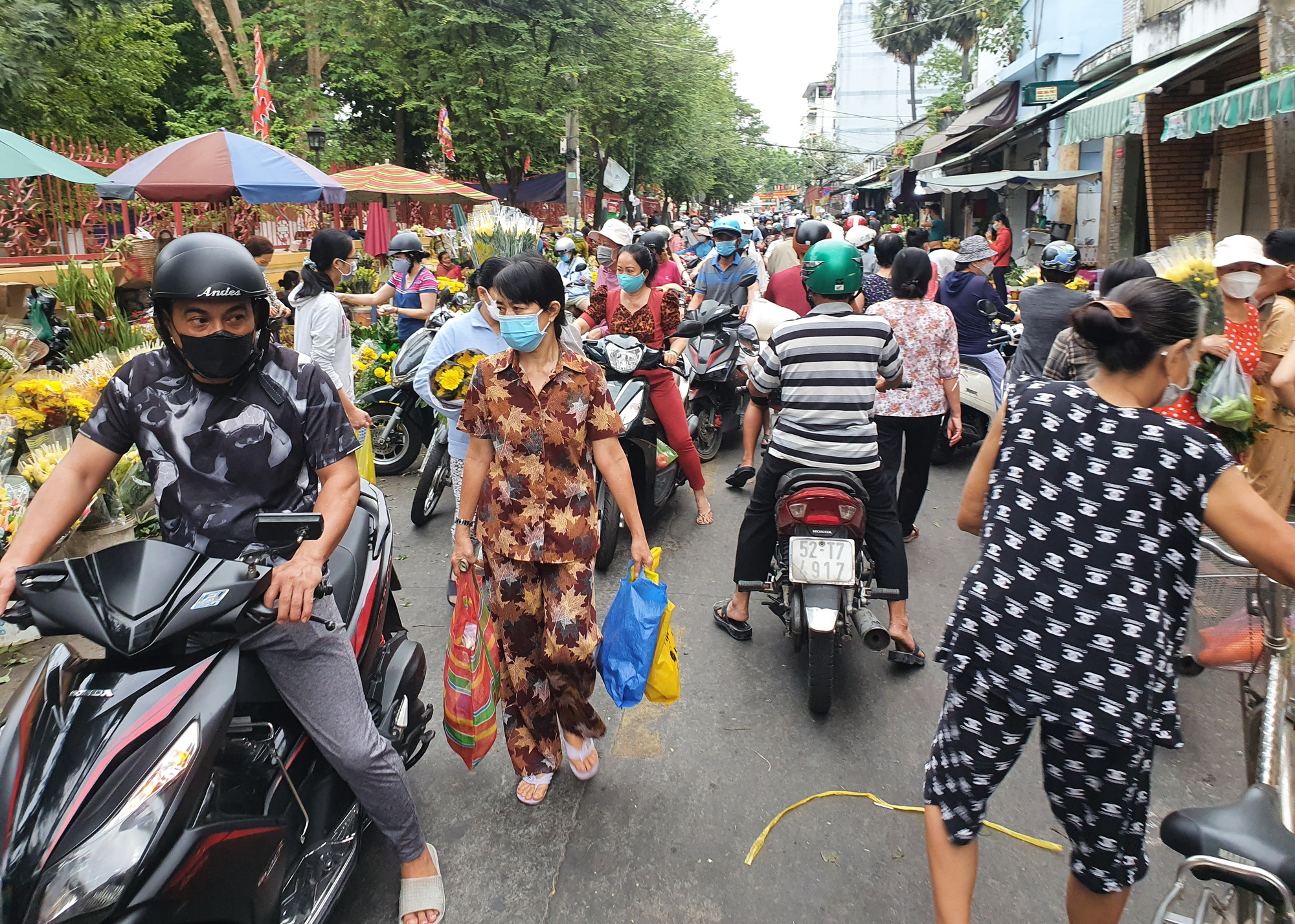 Hoa tươi tăng giá, mai, đào khuyến mãi ngày 28 Tết - Ảnh 2.