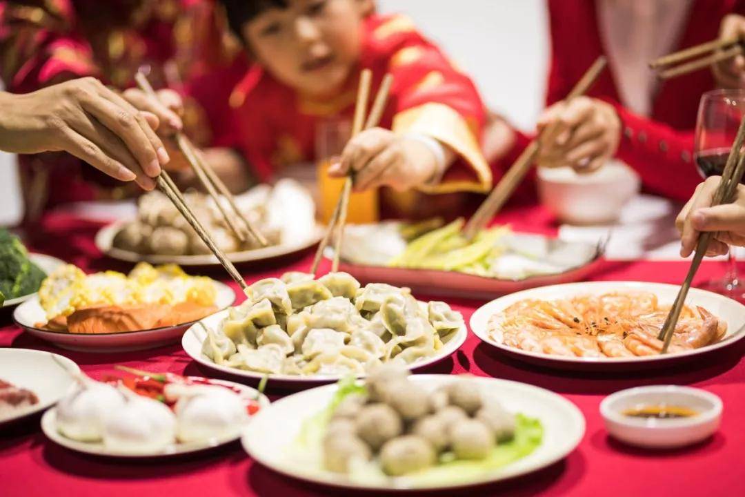 Ăn Tết lành mạnh không chỉ đảm bảo sức khỏe cho cả gia đình, mà còn giúp ta thể hiện sự tôn trọng đối với truyền thống ẩm thực Việt Nam. Hãy thay đổi thói quen ăn uống và sử dụng những nguyên liệu chất lượng, tươi ngon để tận hưởng Tết đầy năng lượng và sức sống.