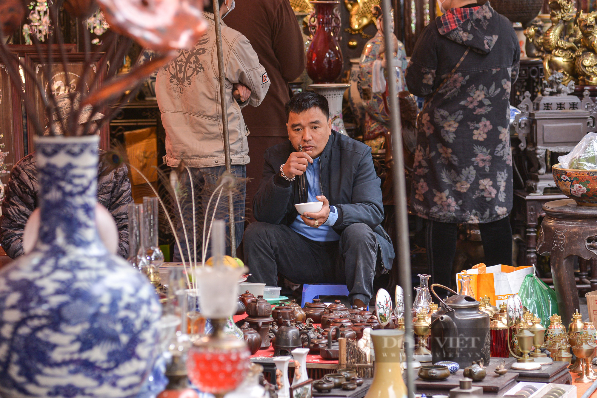 Độc đáo phiên chợ đồ xưa giữa lòng phố cổ Hà Nội mỗi năm họp một lần - Ảnh 11.