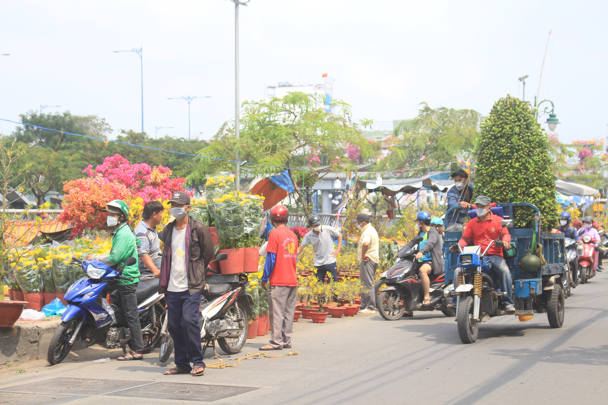 Hoa tươi tăng giá, mai, đào khuyến mãi ngày 28 Tết - Ảnh 4.