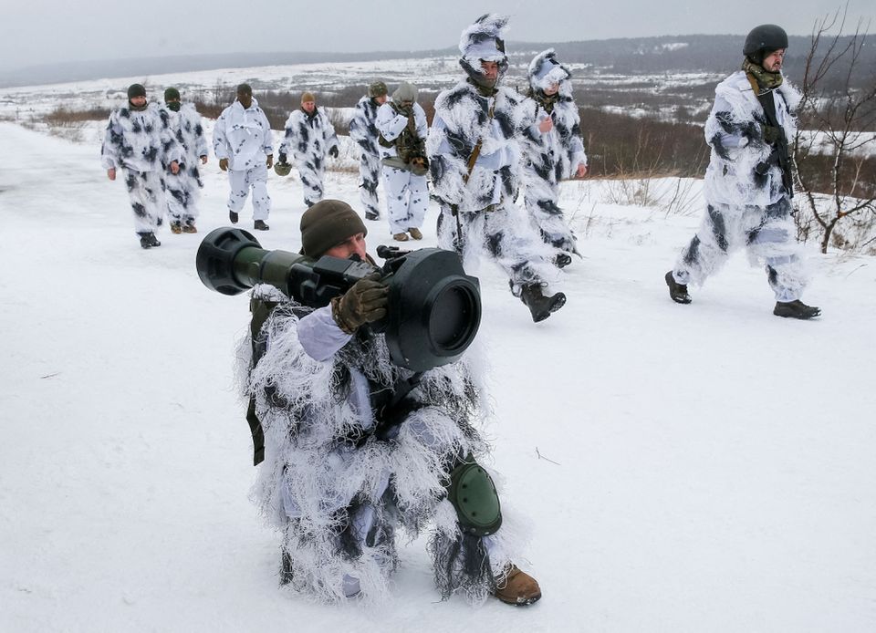 Binh sĩ Ukraine lăn xả trong băng tuyết để 'bóc tem' siêu vũ khí Anh cung cấp - Ảnh 1.