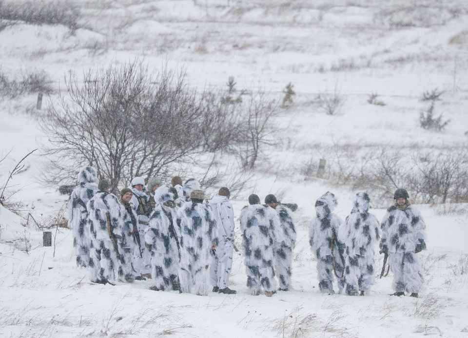 Binh sĩ Ukraine lăn xả trong băng tuyết để 'bóc tem' siêu vũ khí Anh cung cấp - Ảnh 4.