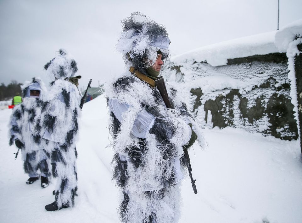 Binh sĩ Ukraine lăn xả trong băng tuyết để 'bóc tem' siêu vũ khí Anh cung cấp - Ảnh 2.