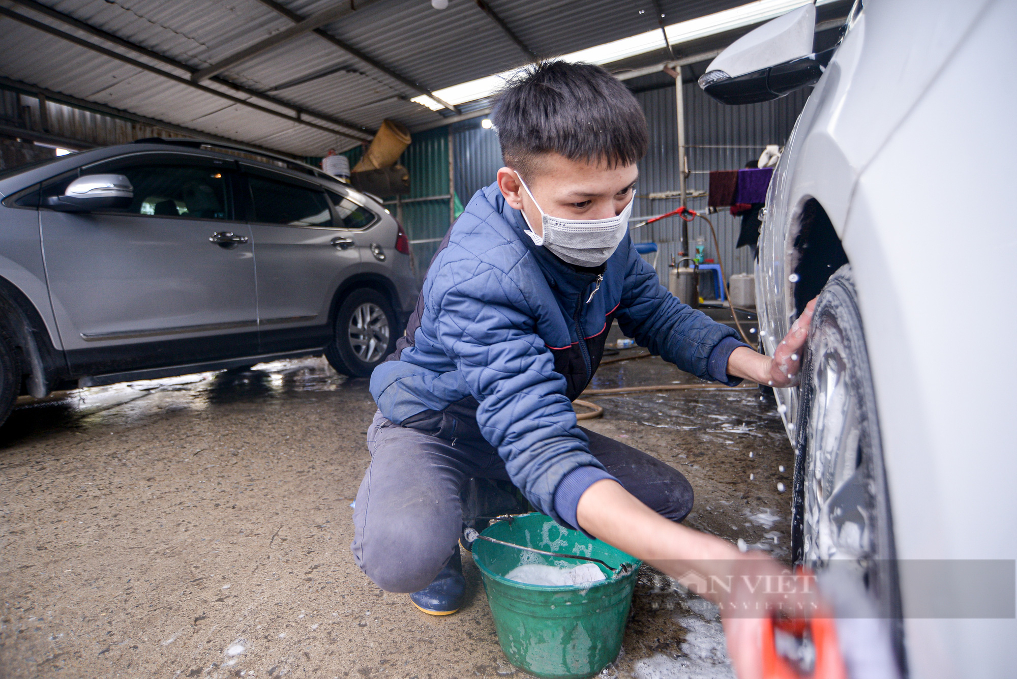 Giá rửa xe gấp 2 gấp 3 lần ngày thường, dịch vụ rửa xe &quot;hốt bạc&quot; ngày cận Tết - Ảnh 6.
