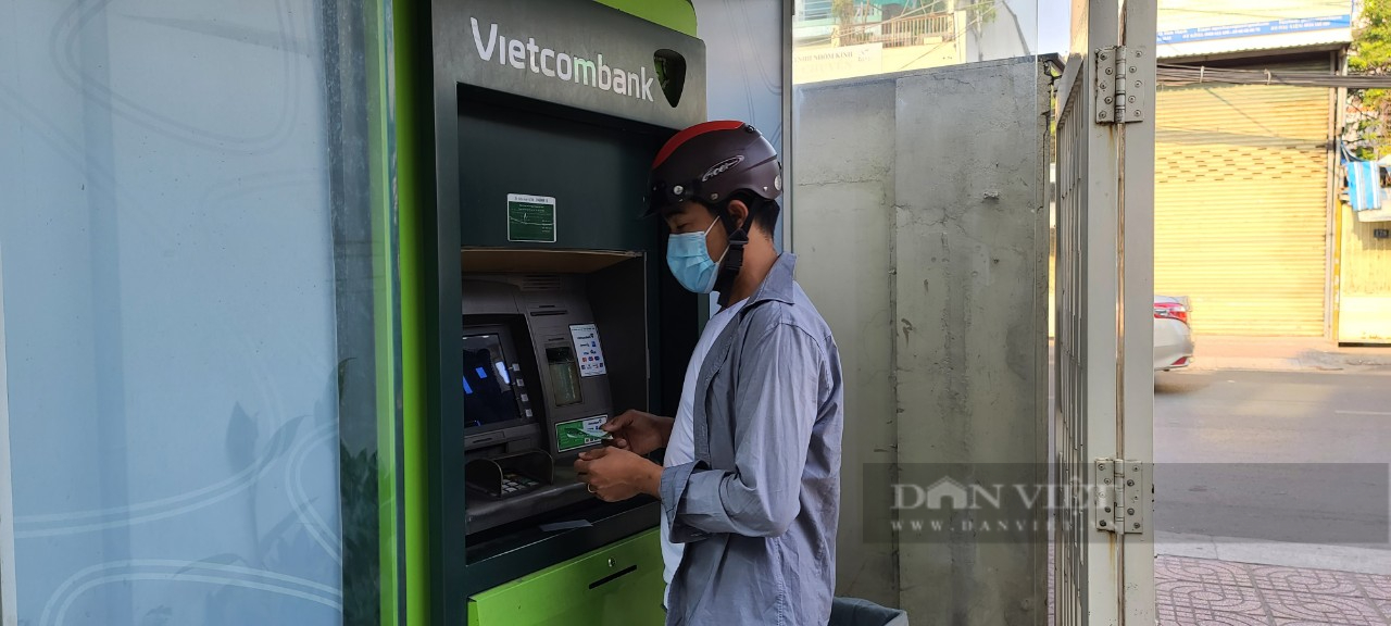 28 tết, ATM hết cảnh quá tải nhưng nhiều nơi lại… “chết đứng” - Ảnh 4.