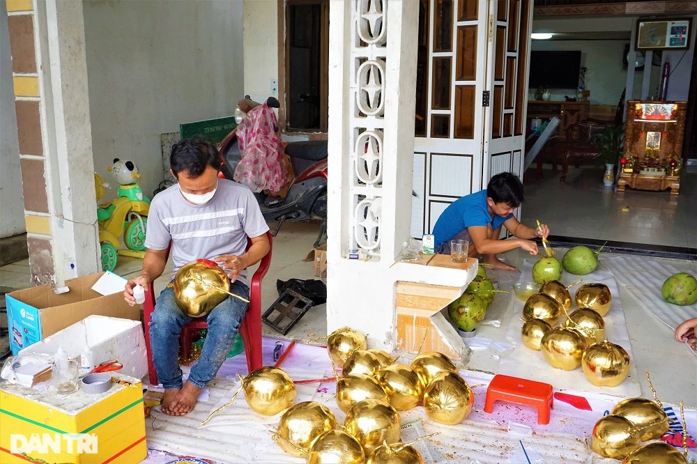 Dừa dát vàng in hình linh vật hổ, hàng &quot;độc&quot; chơi Tết - Ảnh 2.