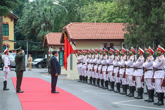 Thủ tướng Phạm Minh Chính: Lực lượng Công an đi từng ngõ, gõ từng nhà, rà từng người xem có ai thiếu Tết - Ảnh 2.