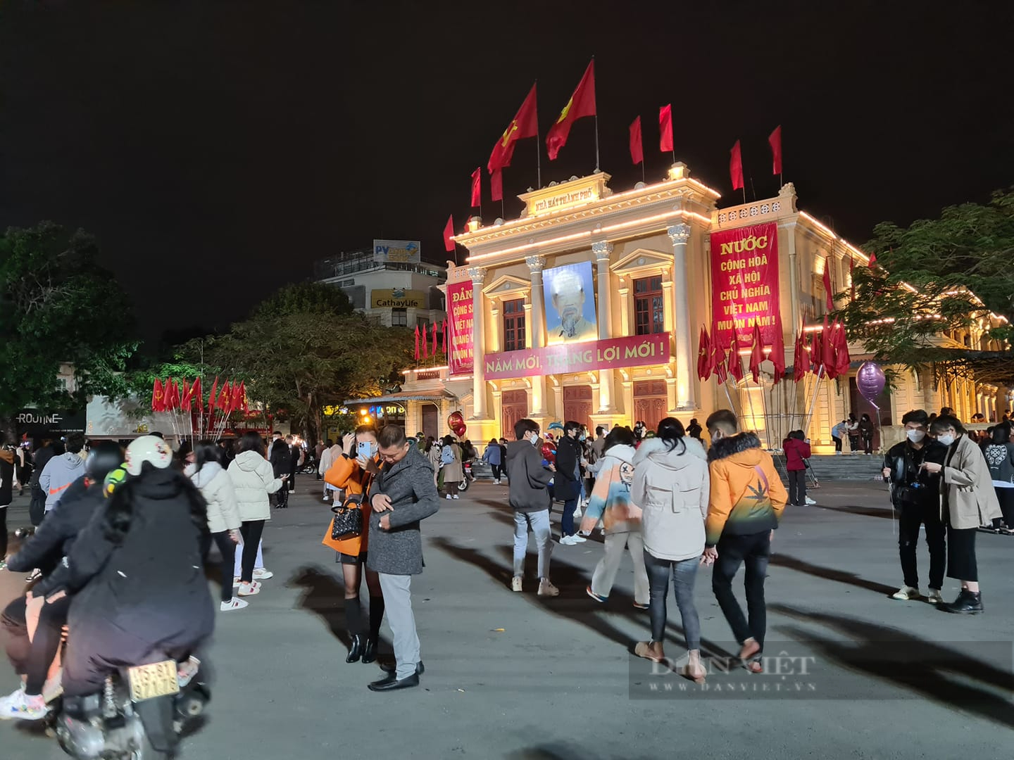 TRỰC TIẾP: Tổng Bí thư Nguyễn Phú Trọng tới chúc Tết Thành ủy Hà Nội trước thời khắc giao thừa - Ảnh 4.