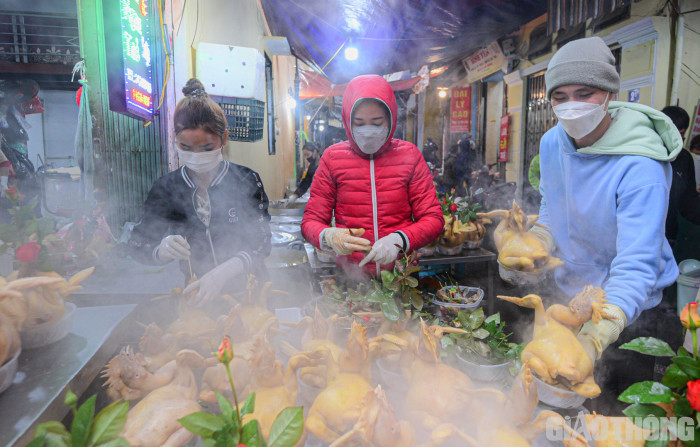 Người Hà Nội chen mua gà ngậm hoa hồng cúng Giao thừa - Ảnh 4.