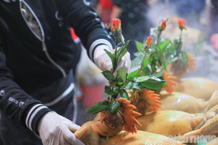 Người Hà Nội chen mua gà ngậm hoa hồng cúng Giao thừa - Ảnh 6.