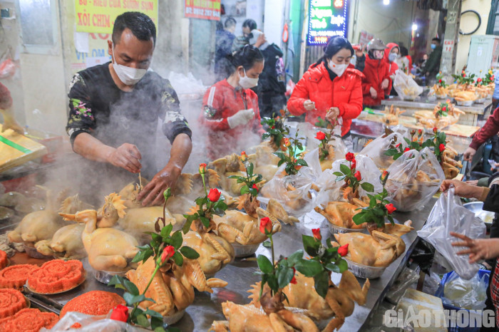 Người Hà Nội chen mua gà ngậm hoa hồng cúng Giao thừa - Ảnh 3.