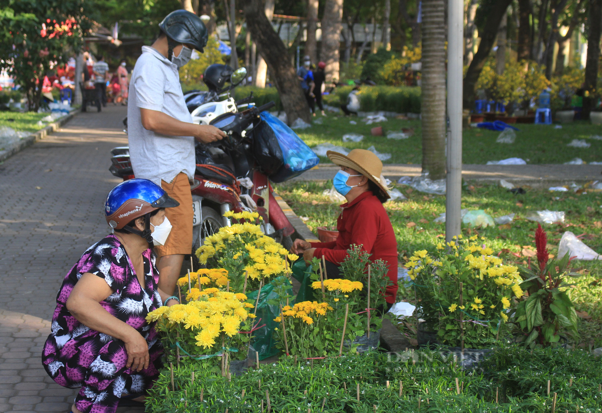 Người Sài Gòn đổ xô mua hoa sáng 29 Tết, đào giảm còn 400.000 đồng/cây vẫn ế - Ảnh 3.