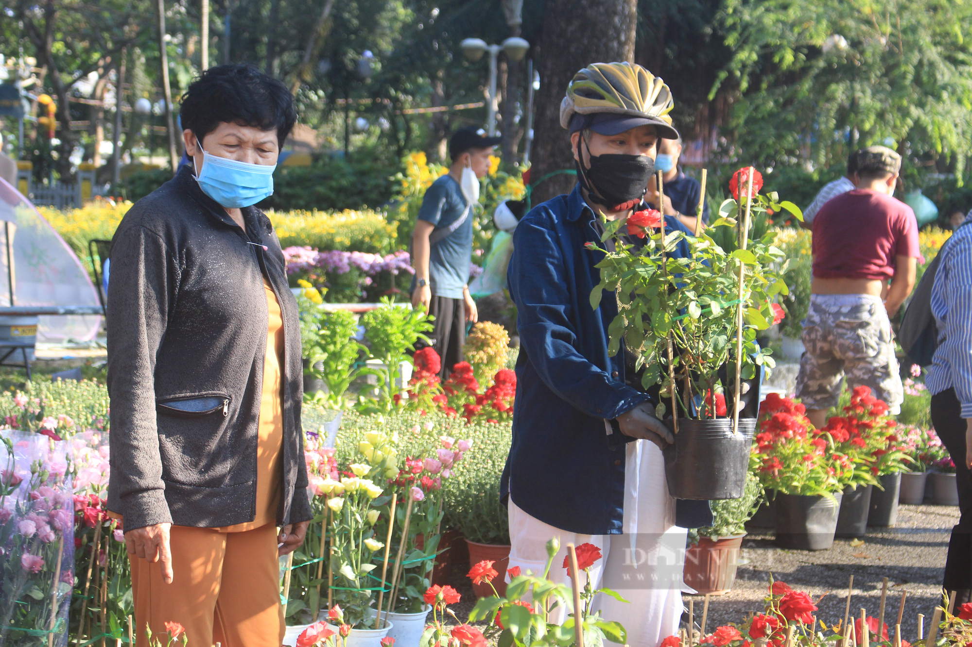 Người Sài Gòn đổ xô mua hoa sáng 29 Tết, đào giảm còn 400.000 đồng/cây vẫn ế - Ảnh 4.