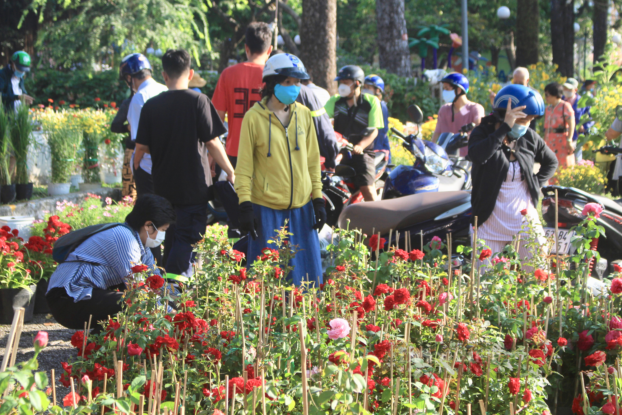 Người Sài Gòn đổ xô mua hoa sáng 29 Tết, đào giảm còn 400.000 đồng/cây vẫn ế - Ảnh 1.
