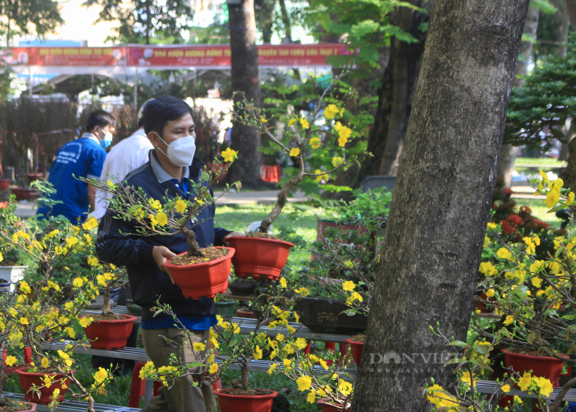 Người Sài Gòn đổ xô mua hoa sáng 29 Tết, đào giảm còn 400.000 đồng/cây vẫn ế - Ảnh 9.