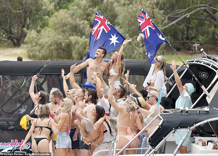 Australia chào năm mới 2022 với những “bất ngờ bãi biển” - Ảnh 5.