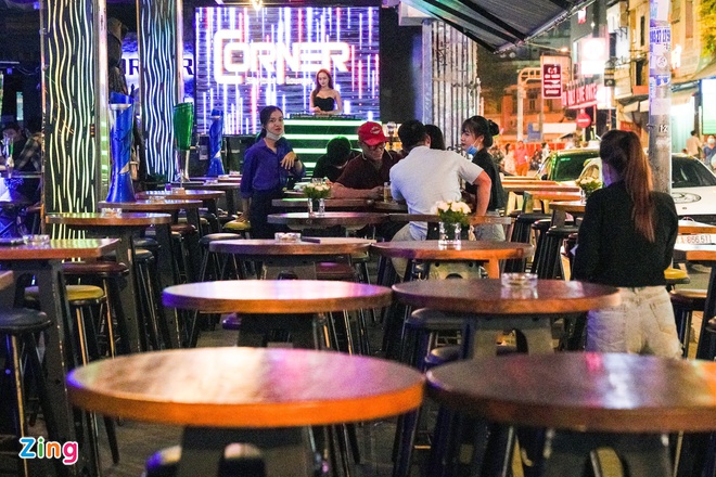 TP.HCM cho phép mở lại quán bar, karaoke từ 10/1 - Ảnh 1.