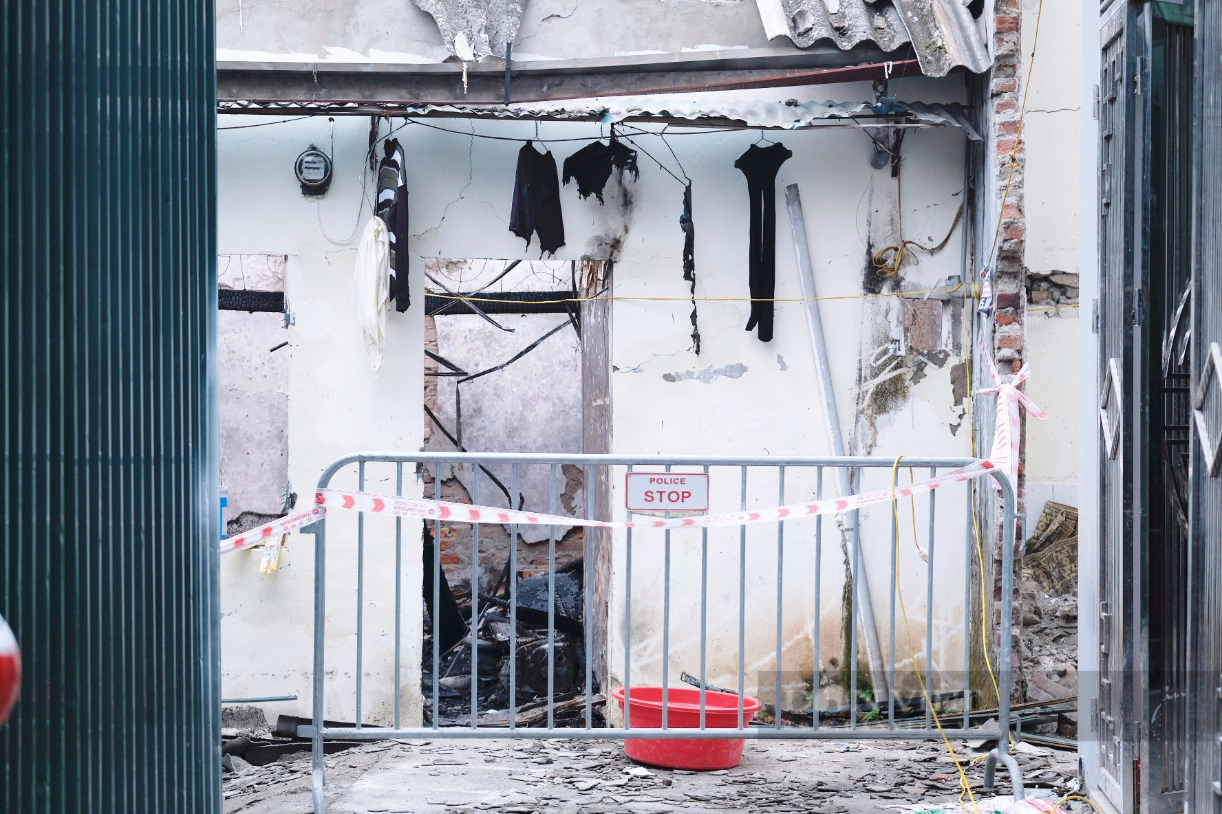 Hiện trường tan hoang, đổ nát sau nổ lớn ở Hà Nội, 3 người cùng gia đình tử vong thương tâm - Ảnh 3.