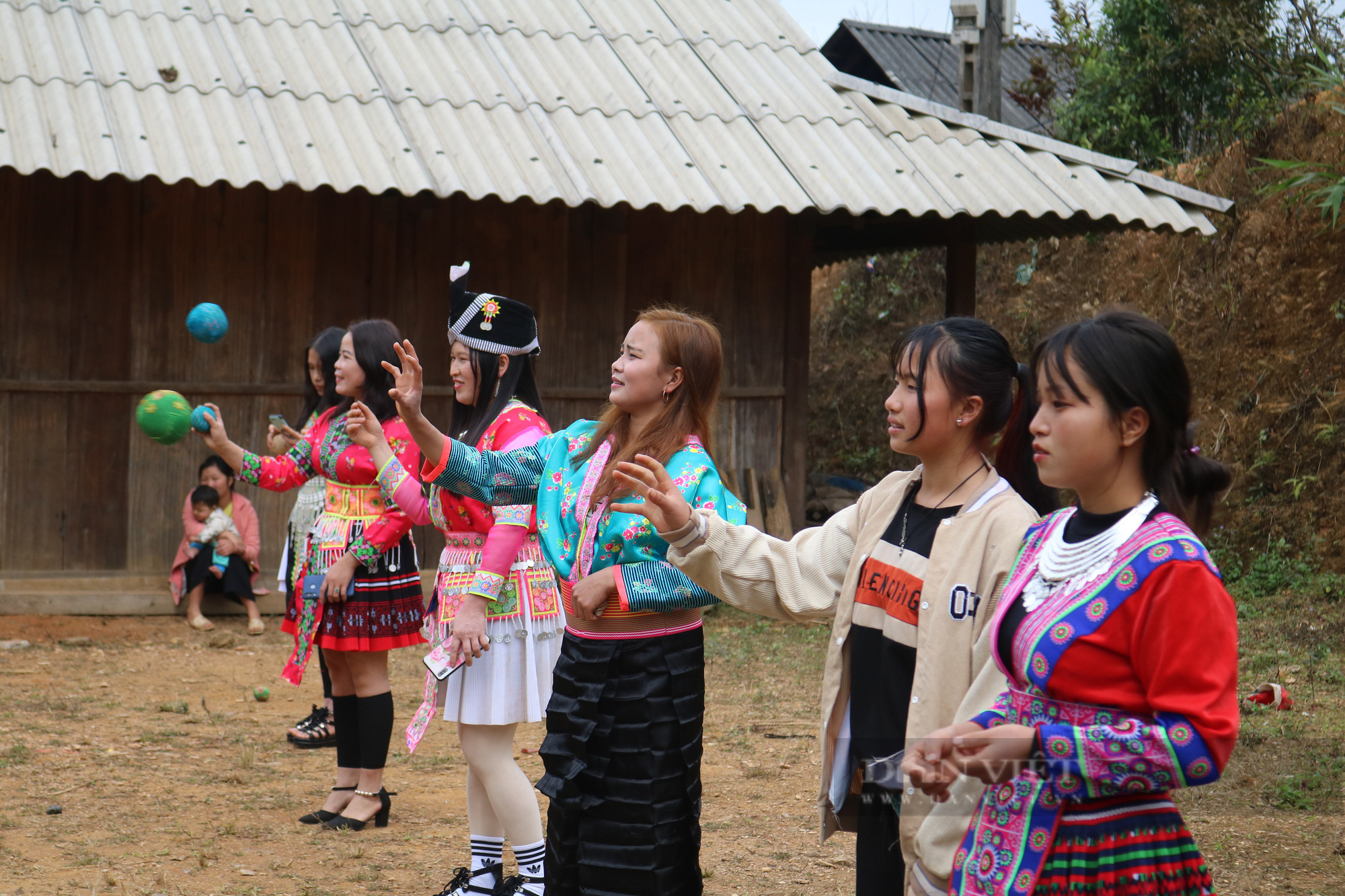 Thiếu nữ người Mông vùng cao xúng xính đi chơi Tết - Ảnh 5.
