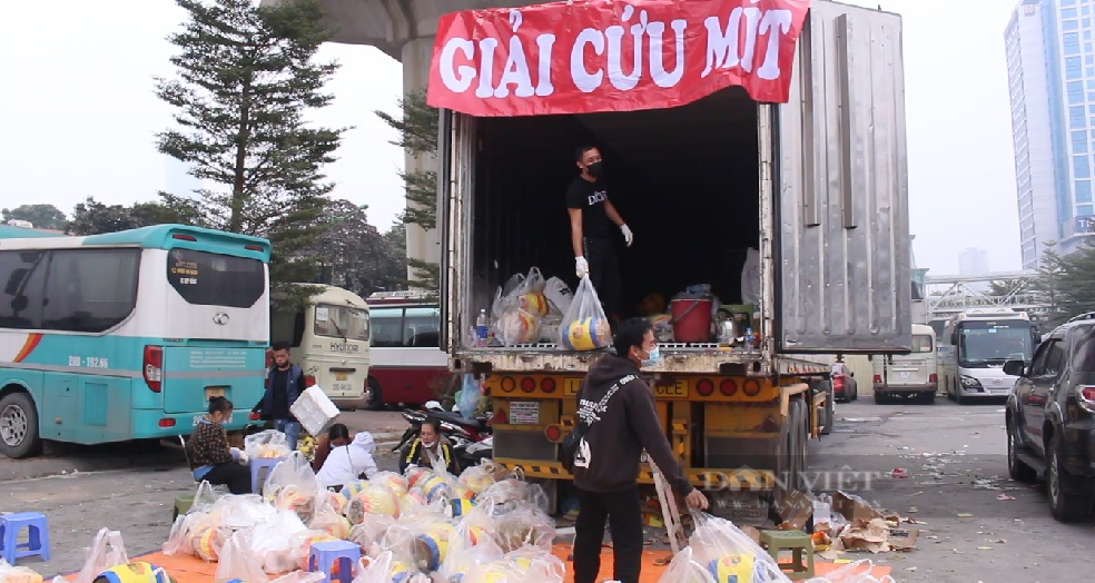 Người dân Hà Nội chung tay giải cứu nông sản xuất khẩu những ngày đầu năm - Ảnh 2.