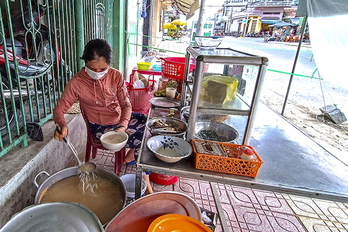 Khánh Hòa: Đặc sản thoạt nhìn tưởng đơn giản chả buồn ăn, nào ngờ ăn một miếng rồi xuýt xoa &quot;đỉnh của chóp&quot; - Ảnh 1.