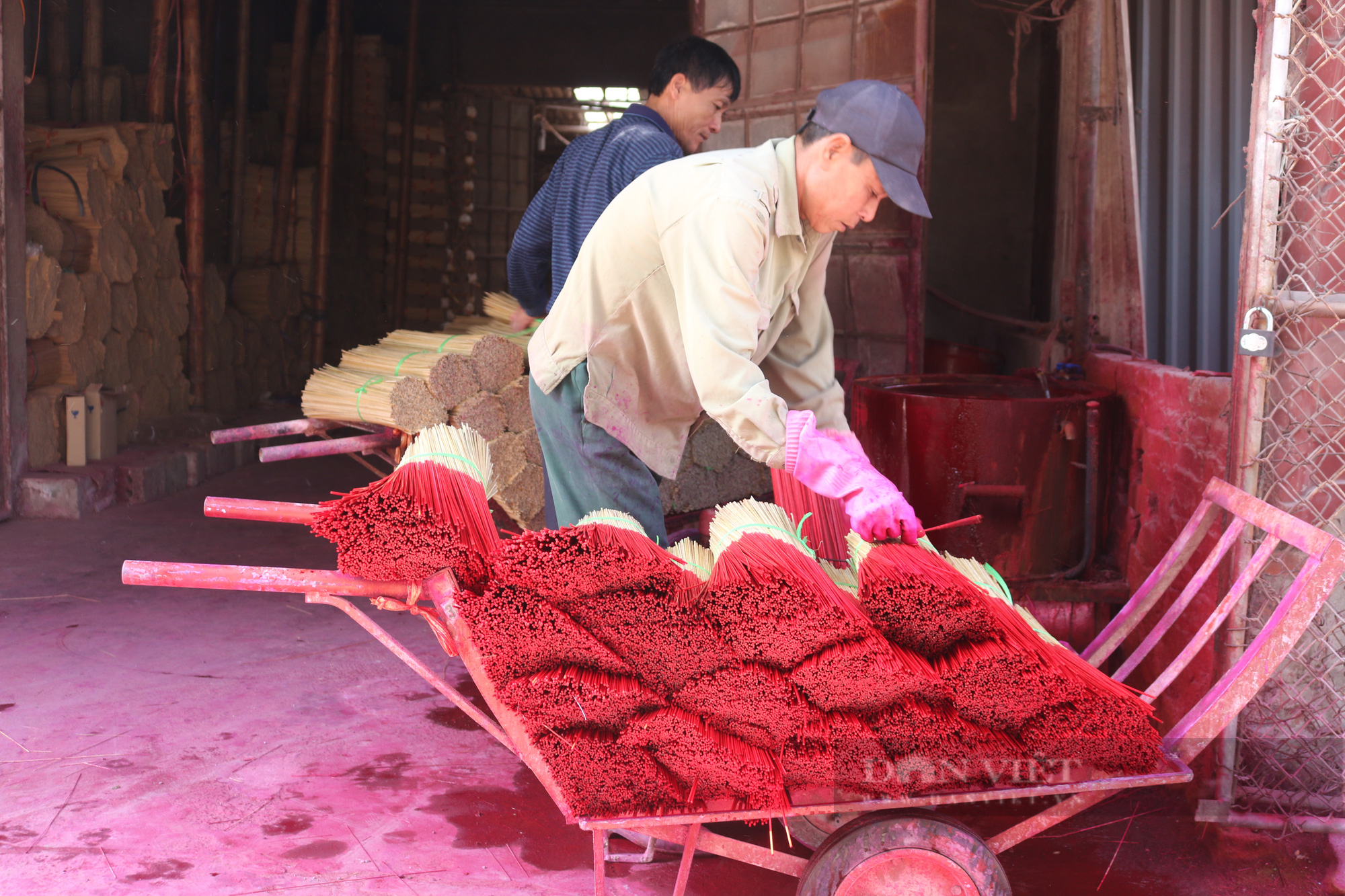 Làng nghề tăm hương Quảng Phú Cầu tất bật vào vụ mùa Tết - Ảnh 6.