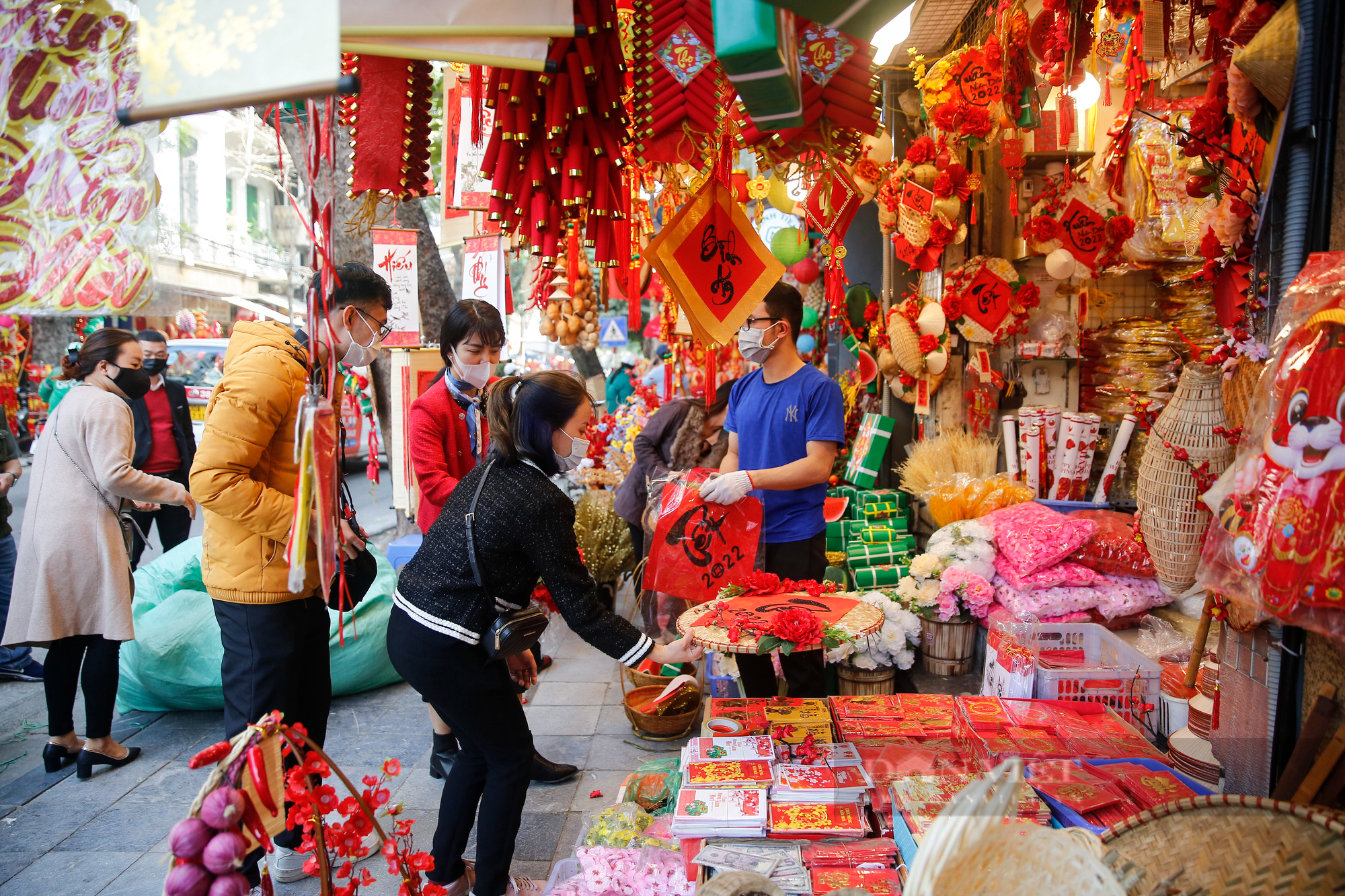 Đồ trang trí Tết truyền thống &quot;lên ngôi&quot;, phố Hàng Mã tấp nập người mua sắm - Ảnh 2.