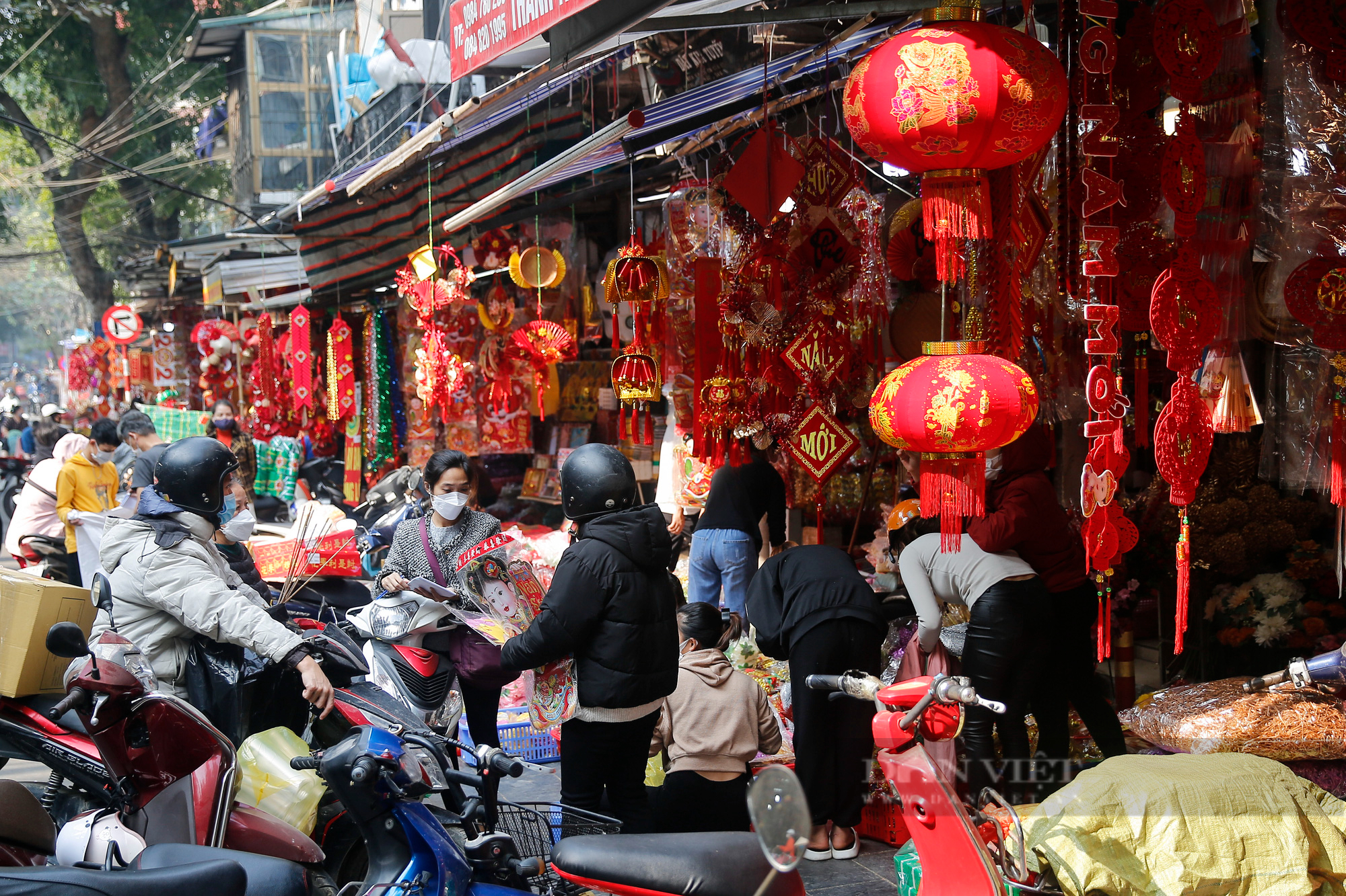 Đồ trang trí Tết truyền thống &quot;lên ngôi&quot;, phố Hàng Mã tấp nập người mua sắm - Ảnh 5.