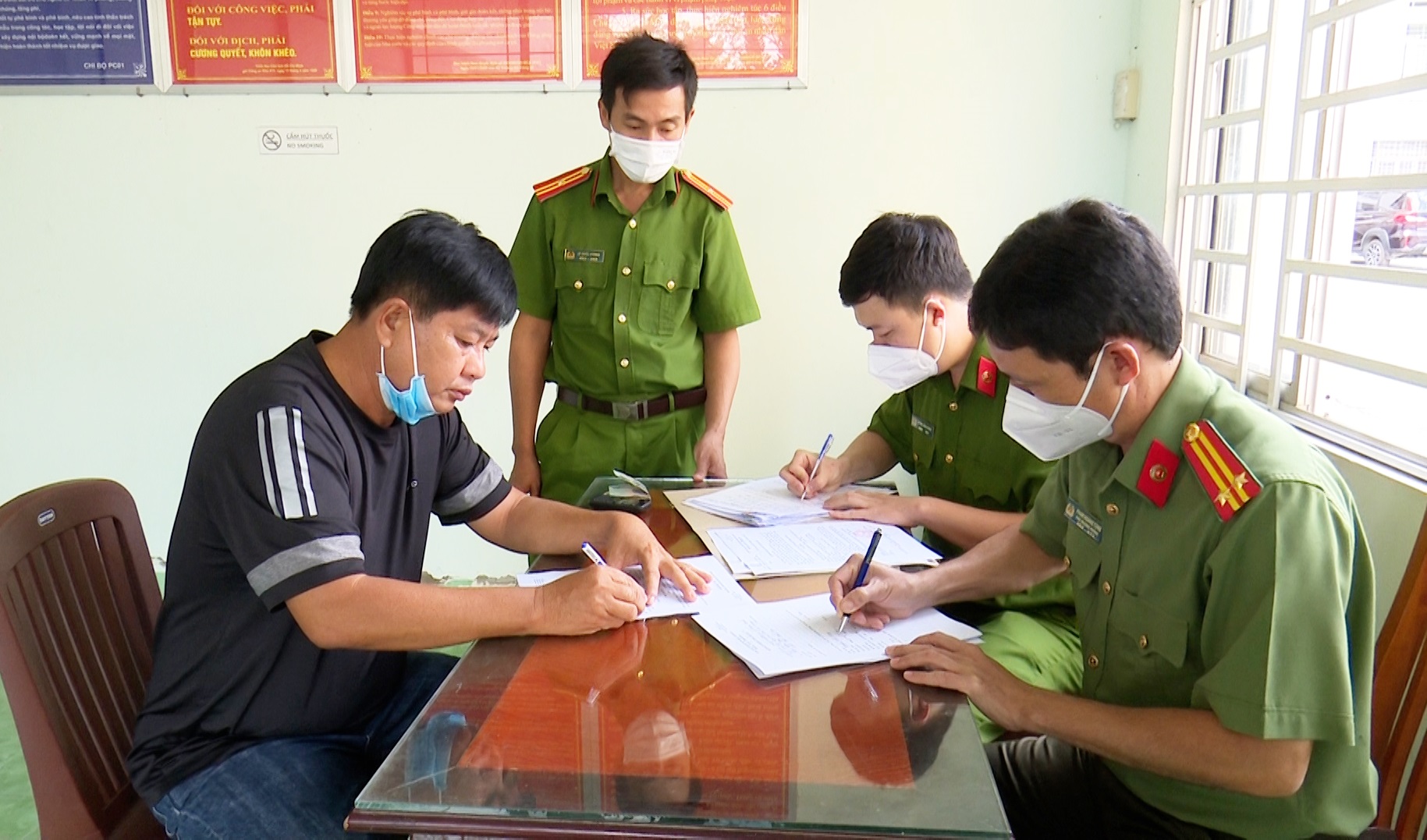 Thêm một cán bộ Công an An Giang bị bắt tạm giam liên quan đến &quot;bà trùm&quot; buôn lậu Mười Tường - Ảnh 2.