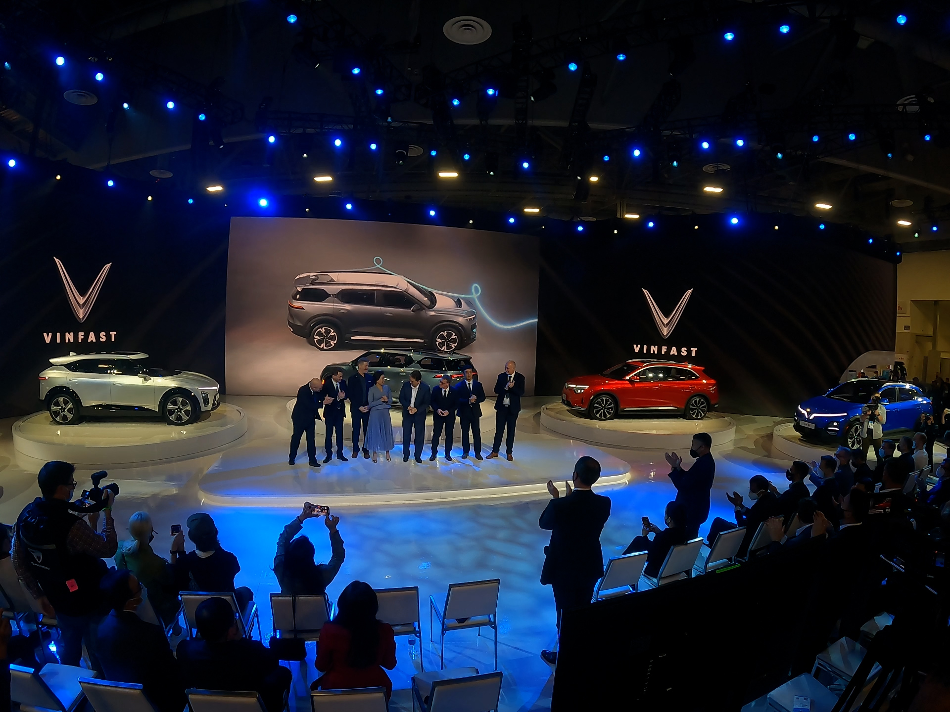 VinFast công bố dừng sản xuất xe xăng, chuyển hẳn sang sản xuất xe thuần điện từ cuối năm 2022 - Ảnh 2.
