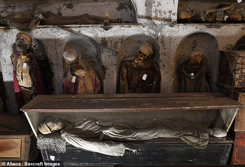 “Giải mã” bí ẩn 200 năm bao quanh điểm đến du lịch “ma ám” nổi tiếng Hầm mộ Capuchin - Ảnh 3.