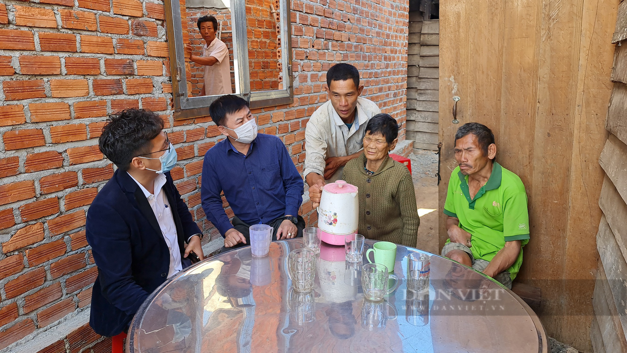 Đại diện Báo Nông thôn Ngày nay/điện tử Dân Việt thăm nhà tình thương do báo kêu gọi xây dựng - Ảnh 2.