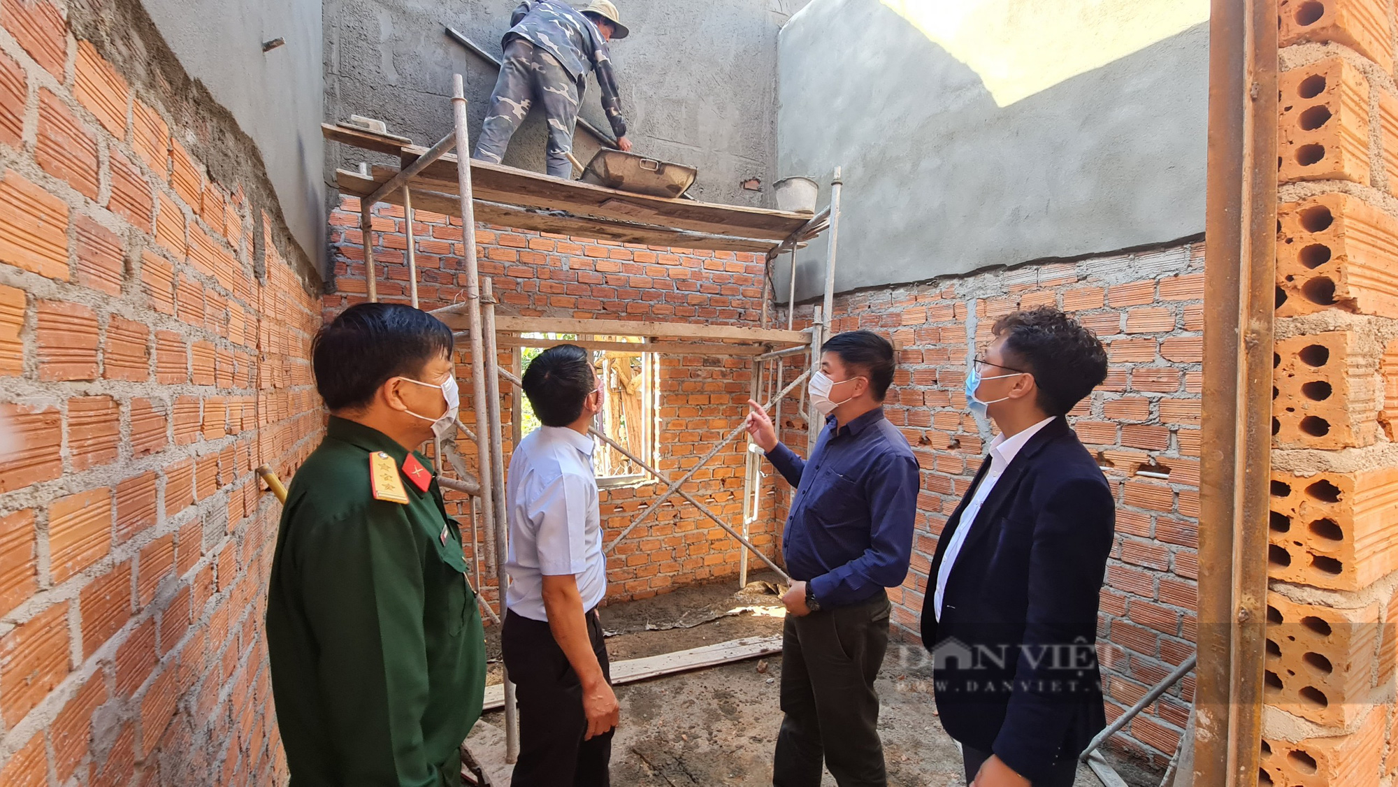 Đại diện Báo Nông thôn Ngày nay/điện tử Dân Việt thăm nhà tình thương do báo kêu gọi xây dựng - Ảnh 4.