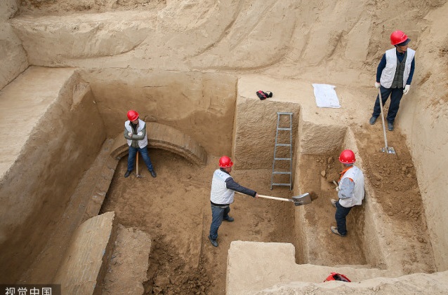 Khai quật nghĩa địa khổng lồ hàng trăm mộ cổ chứa đầy bảo vật quý hiếm ở Trung Quốc - Ảnh 4.