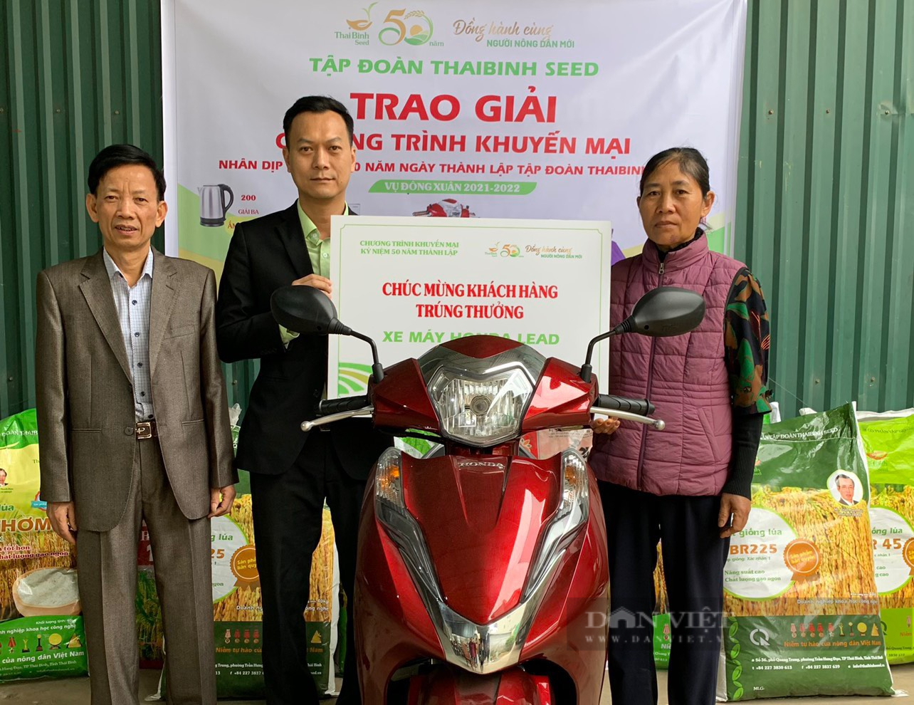 Một nông dân Thanh Hóa mua lúa giống bất ngờ trúng thưởng xe máy 40 triệu đồng - Ảnh 1.