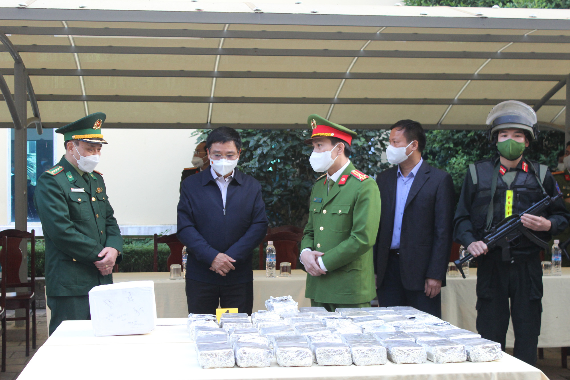99 bánh heroin, 01 kg ma tuý đá vừa bị lực lượng chức năng thu giữ ở Điện Biên - Ảnh 2.
