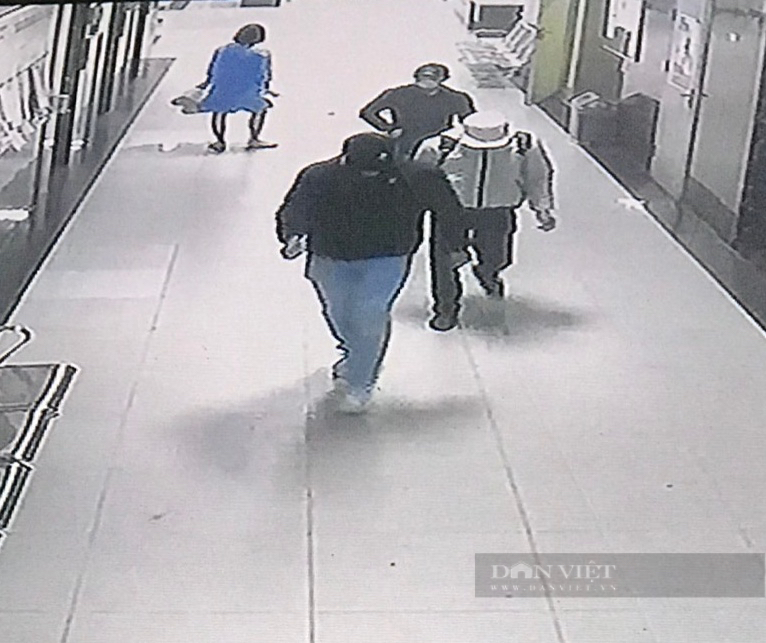 Cảnh sát trích xuất camera truy tìm 3 kẻ lạ mặt xịt hơi cay, trói chủ nhà cướp điện thoại ở chung cư Hà Nội - Ảnh 1.