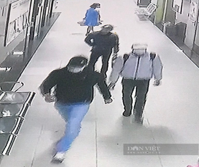 Cảnh sát trích xuất camera truy tìm 3 kẻ lạ mặt xịt hơi cay, trói chủ nhà cướp điện thoại ở chung cư Hà Nội - Ảnh 2.