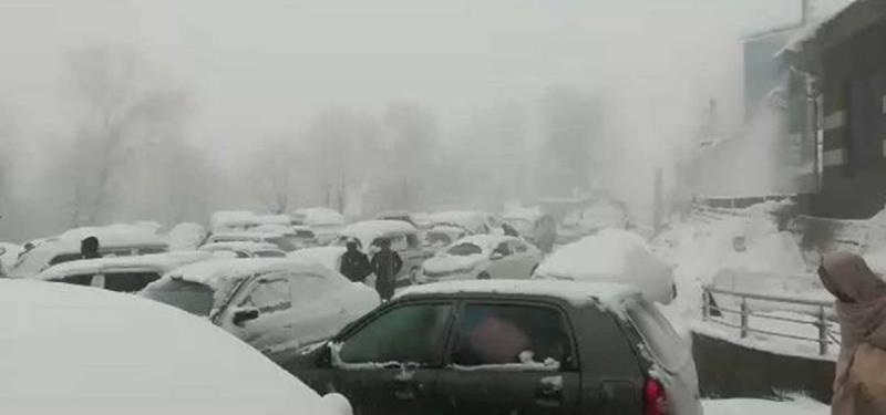 Pakistan: Hàng nghìn xe cộ mắc kẹt trong &quot;bẫy tuyết&quot; trên đường du lịch, ít nhất 22 người tử vong - Ảnh 1.