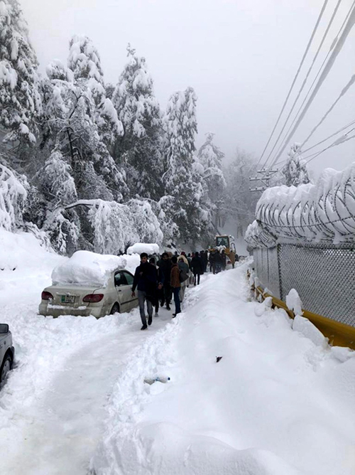 Pakistan: Hàng nghìn xe cộ mắc kẹt trong &quot;bẫy tuyết&quot; trên đường du lịch, ít nhất 22 người tử vong - Ảnh 2.