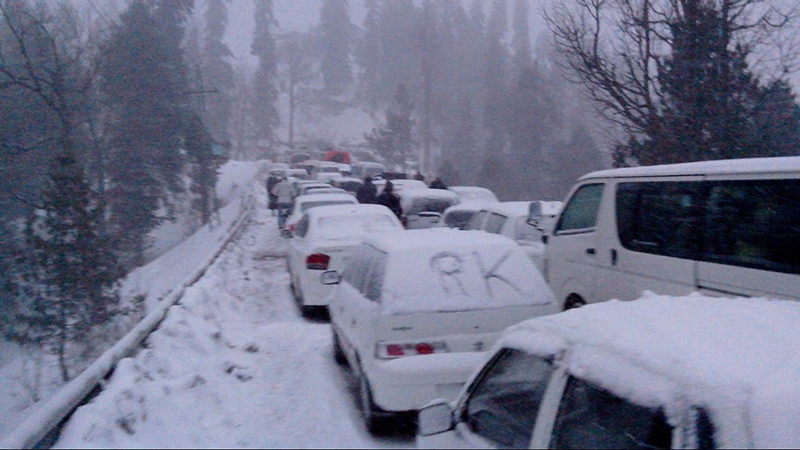 Pakistan: Hàng nghìn xe cộ mắc kẹt trong &quot;bẫy tuyết&quot; trên đường du lịch, ít nhất 22 người tử vong - Ảnh 3.