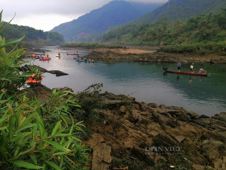 Vụ lật thuyền trên sông Mã: Đã tìm thấy thi thể 2 ông cháu, tiếp tục tìm kiếm nạn nhân còn lại - Ảnh 1.