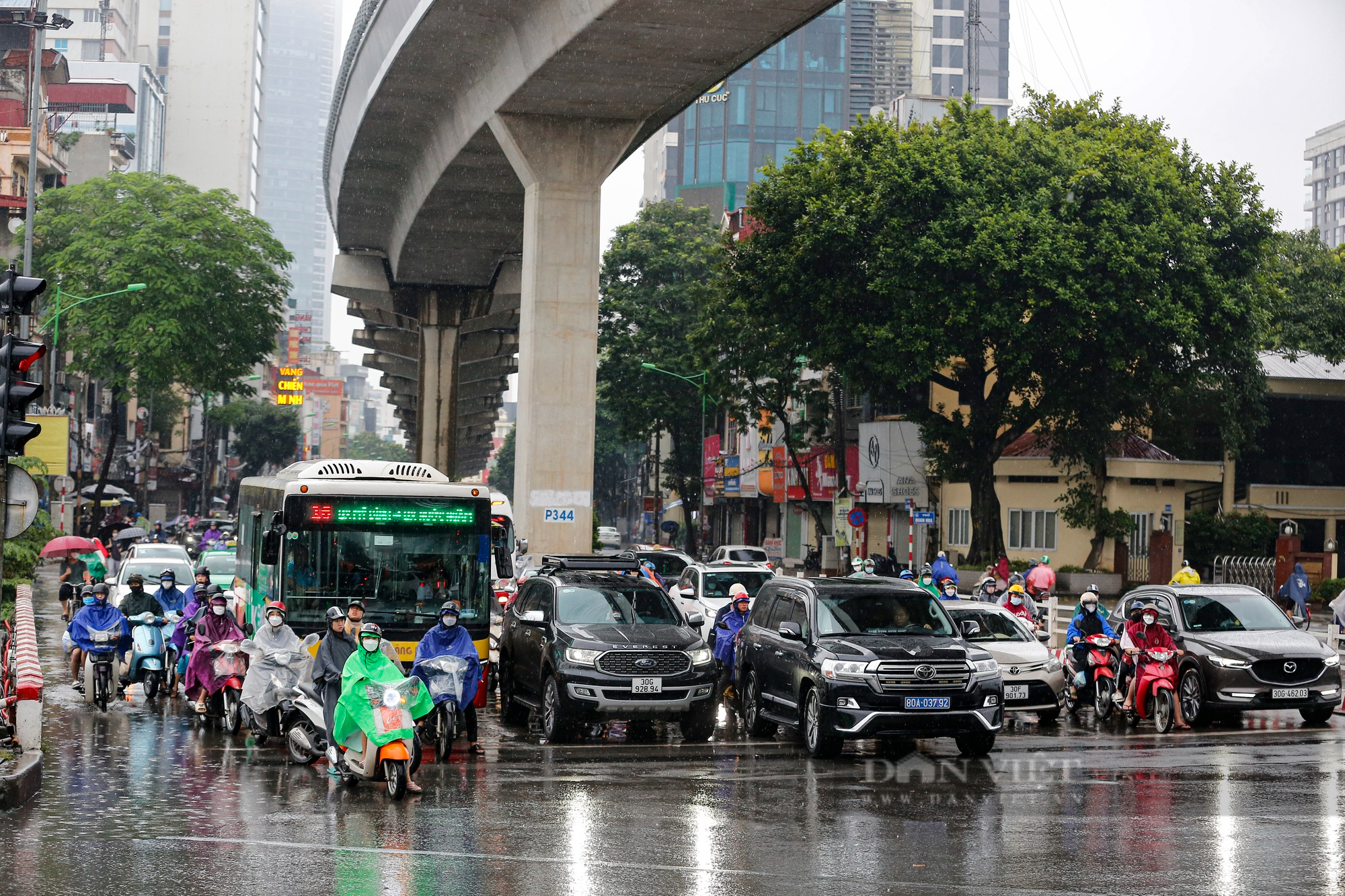 Thời tiết mưa lạnh, người Hà Nội diện thời trang kiểu &quot;trên đông dưới hè&quot; ra đường - Ảnh 1.