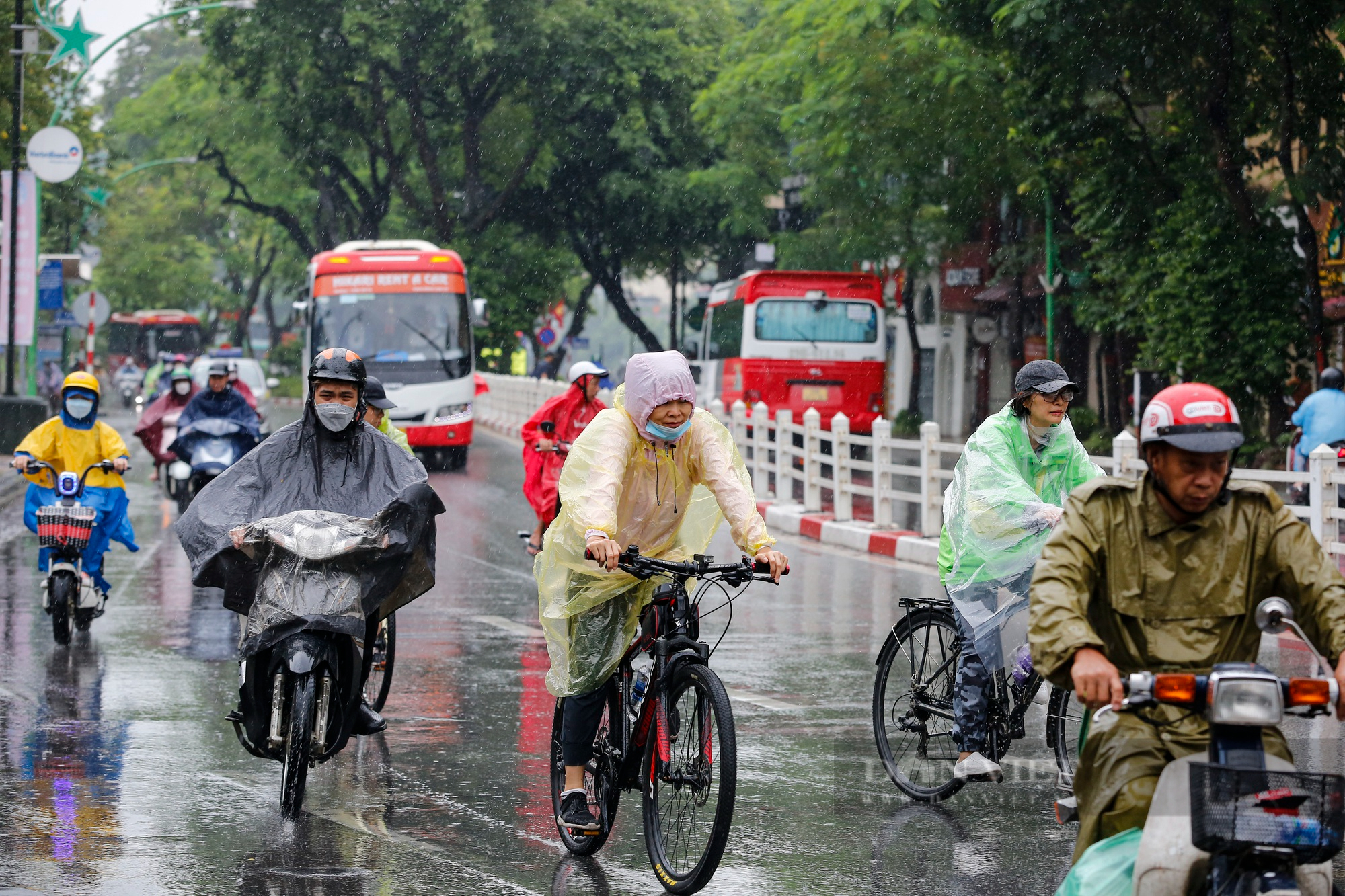 Thời tiết mưa lạnh, người Hà Nội diện thời trang kiểu &quot;trên đông dưới hè&quot; ra đường - Ảnh 2.
