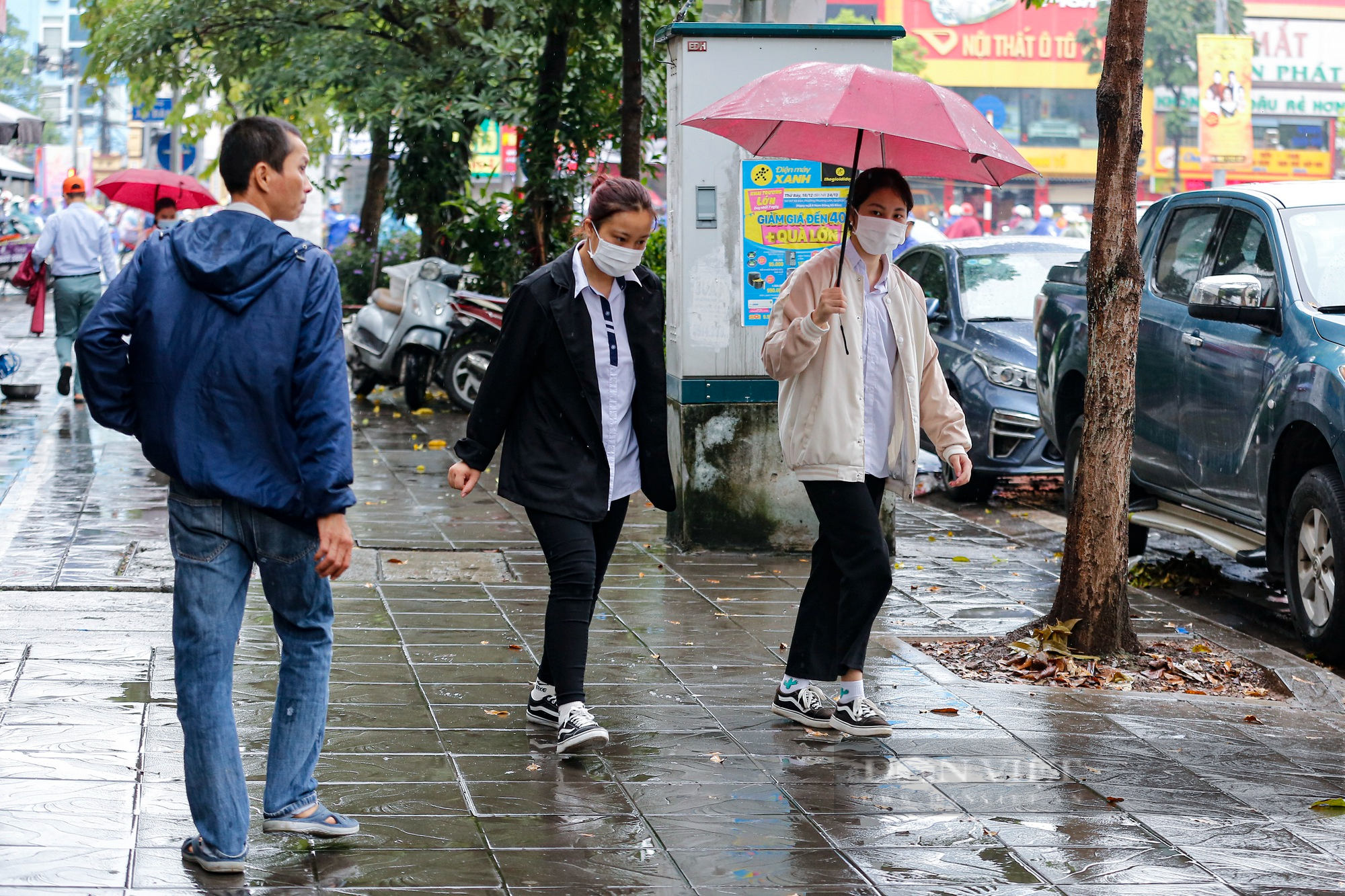 Thời tiết mưa lạnh, người Hà Nội diện thời trang kiểu &quot;trên đông dưới hè&quot; ra đường - Ảnh 3.