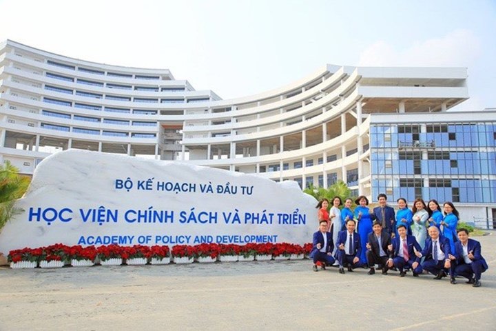 Các trường tưng bừng đón sinh viên nhập học trực tiếp và ở ký túc xá - Ảnh 1.